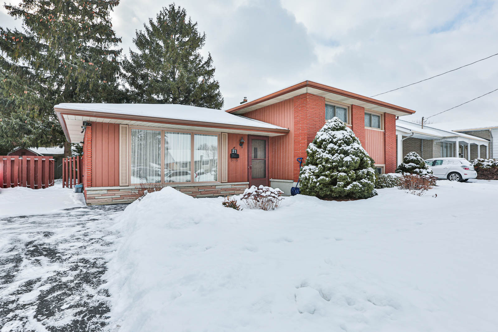 21 KENSINGTON AVE., BRANTFORD