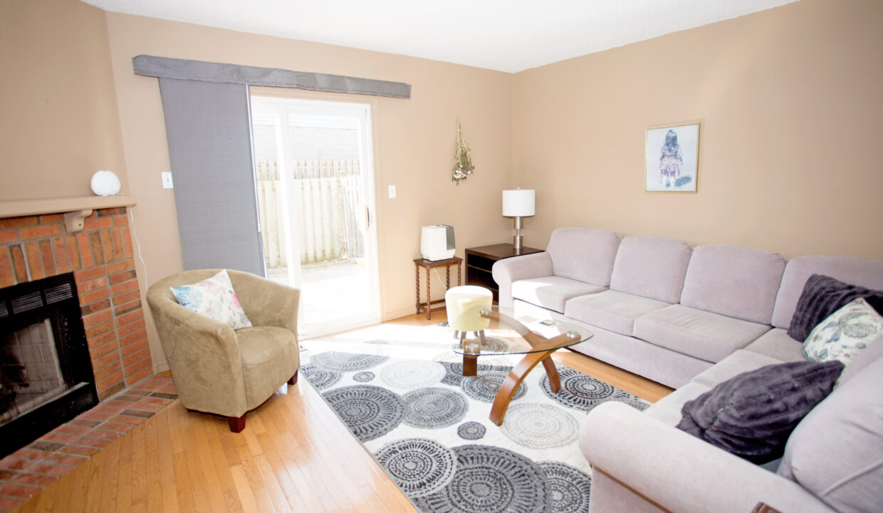 155BrantwoodLiving1